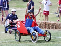 カートコンテストに自作のマリオカートで出場した少年、ゴール時に転倒して鎖骨を骨折 画像