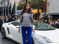 【ランボルギーニ ガヤルド LP560-4 改良新型】期間限定クリスマスカフェでファションショー 画像