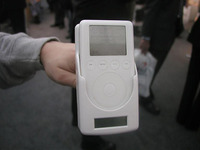 【Macエキスポ04】iPodを車内と車外で使うための製品 画像