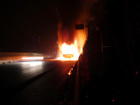 【山陽道夜行高速バス炎上】その3…走行車線に座り込む 画像