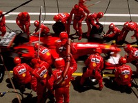 フェラーリがモーターショーでファンサービス 画像