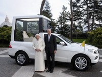 メルセデスベンツ、ローマ教皇専用車を納車…Mクラス 新型 画像