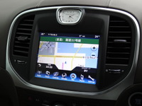 クライスラー 300に搭載のOEMビルトインナビは、国内初のGARMIN製 画像