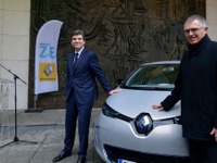 ルノーの新型EV、ZOE…第一号車を仏産業再生大臣に納車 画像