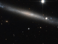 ハッブル宇宙望遠鏡、針のように細い銀河のイメージを生成 画像