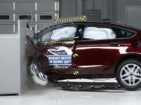 【IIHS衝突安全】フォードの米国主力車、フュージョン 新型…最高評価 画像