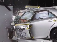 【IIHS衝突安全】トヨタ カムリ新型、最低評価となった理由［動画］ 画像