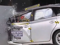 【IIHS衝突安全】トヨタ プリウスα、新オフセット衝突テストで最低評価［動画］ 画像