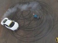 アウディ R8 と BMW S1000RR、ドリフトジムカーナに挑戦［動画］ 画像