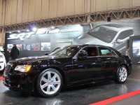 クライスラー 300SRT8、「走り以外にも贅を尽くした」 画像