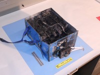 米運輸安全委員会、発火したJALの787の補助電源ユニットを公開 画像