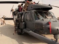 ペドロ・レスキュー・ヘリコプターを整備する兵士のプライド 画像
