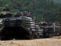 アメリカ海兵隊、水陸両用装甲車AAV-7を紹介 画像