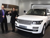 レンジローバー 新型、第一号車を納車…英国 画像