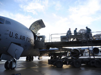 アメリカ空軍の輸送機、KC-135が新省燃費エンジンをインストール 画像