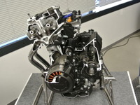 ホンダ、水冷・直列2気筒400ccエンジンを公開…国内市場専用に開発 画像