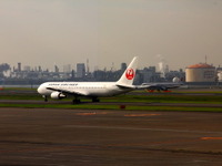 東京モノレール羽田空港国際線ビル駅に沖電気製外貨自動両替機を設置 画像