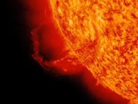 太陽から噴出する輪の形をしたプロミネンス［動画］ 画像