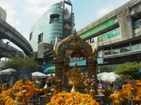 ぶらぶらバンコック滞在記(32) 優雅なハイティから駐車場の焼鳥屋まで(2013年1月15日) 画像