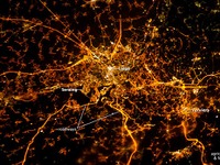 周回軌道上から夜のベルギー市街を写し出すナイトポッド・カメラ 画像
