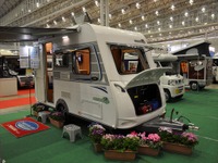 【ジャパンキャンピングカーショー13】究極の省エネを目指したキャンピングトレーラー…インディアナ・RV 画像