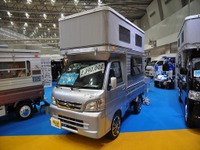 【ジャパンキャンピングカーショー13】軽量キャンパーシェル…MinipopBeeシルバーバージョン 画像