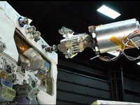 NASA 、ロボットによる衛星修理・給油テクノロジー、RRMのテストを公開 画像