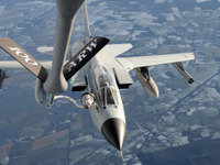 ドイツ上空で空中燃料補給を受けるトーネードPA-200 画像