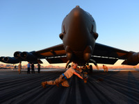 着陸用タイヤをバーストさせたB-52Hストラトフォートレス 画像