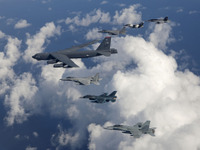 アメリカ空軍-日本航空自衛隊-オーストラリア空軍によるV編隊飛行 画像