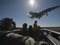 太平洋上で訓練するニミッツ級航空母艦、USSカール・ビンソン 画像