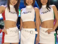【東京オートサロン05】コンパニオン写真蔵…揺さぶる 画像