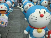 小田急、箱根エリアなどにひみつ道具を持つドラえもん100体展示 画像