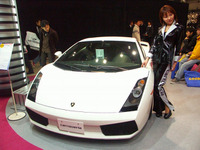 【東京オートサロン05】ランボルギーニ『ガヤルド』の運転席に座れるぞ 画像