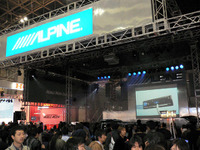 【東京オートサロン05】iPod 対応の展示に人気、アルパイン 画像