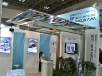 【スマートエネルギーWeek 2013】菊川工業、両面受光型太陽電池搭載カーポート 画像