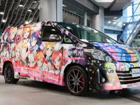 アムラックス東京にアニメ『ラブライブ！』の公式痛車「アルファード」が展示 画像