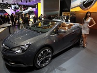 【ジュネーブモーターショー13】オペル、新型4シーターオープンのカスケーダ を初公開 画像
