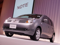 【日産 ノート 発表】視点移動を抑えたモニター位置 画像