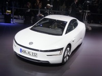 【ジュネーブモーターショー13】VWのXL1、夢の1リットルカーが現実に…燃費は量産車世界一 画像