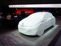 【ジュネーブモーターショー13】プジョーブースに白いオブジェ… 正体は208 のハイブリッドコンセプト 画像