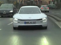 VWの燃費量産車世界一、XL1…音速超えスカイダイバーが公道試乗［動画］ 画像