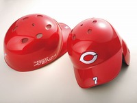 広島カープ、マツダなどが開発した新色「ソウルレッド」をヘルメットに採用 画像