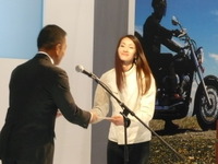 【東京モーターサイクルショー13】ヤマハ、バイクの楽しさを伝える特任大使に荒川静香氏任命 画像