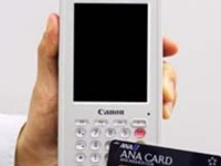 ANA、国内線の機内販売に電子マネー決済サービスを開始 画像