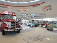 日野自動車「日野オートプラザ」を本格リニューアル、日野唯一の乗用車も展示 画像