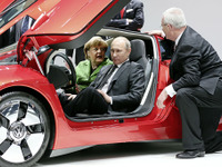 VW の究極のエコカー、XL1 …ロシアのプーチン大統領が興味津々 画像