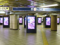 三菱電機、東京メトロの駅コンコースにデジタルサイネージシステムを納入 画像