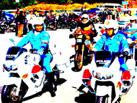 緊急走行中の白バイ、Uターンしていたトラックに衝突 画像