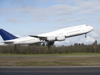 ボーイング、747-8航空機の生産率を引き下げ 画像